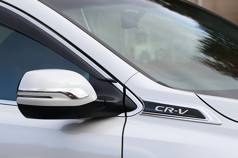 サイドビューをスポーティーに演出する「フロントフェンダーガーニッシュ」（2万1600円）