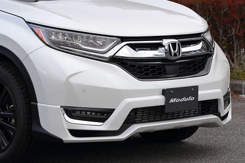 プレミアム感を高める「Modulo フロントエアロバンパー」（5万9400円）