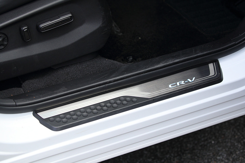 CR-Vのロゴが入る「サイドステップガーニッシュ」（LEDブルーイルミネーション［ドア開閉連動］）は、フロント・リア用左右4枚セットで3万2400円