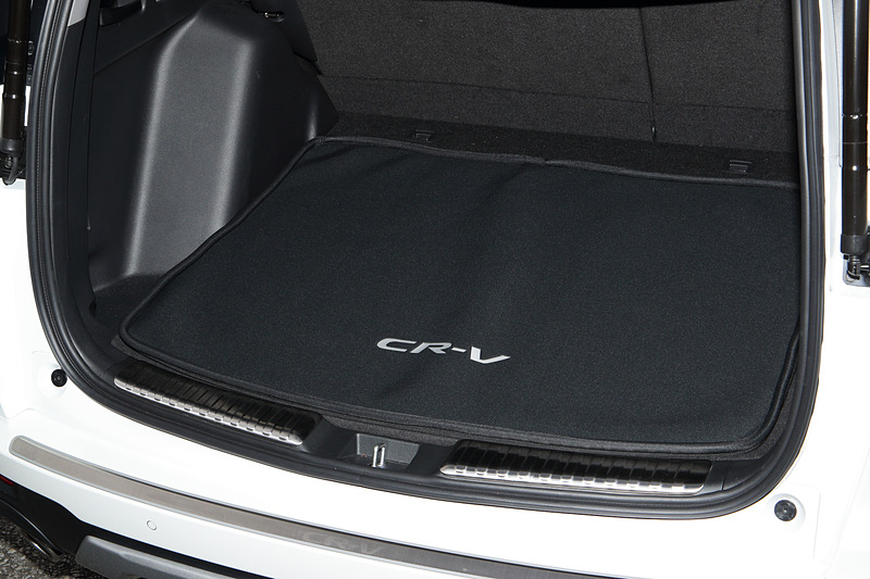 防水素材を採用した「ソフトカーゴトレイ」は1万800円。このほか縁高タイプの「カーゴトレイ」（2万2680円）も設定