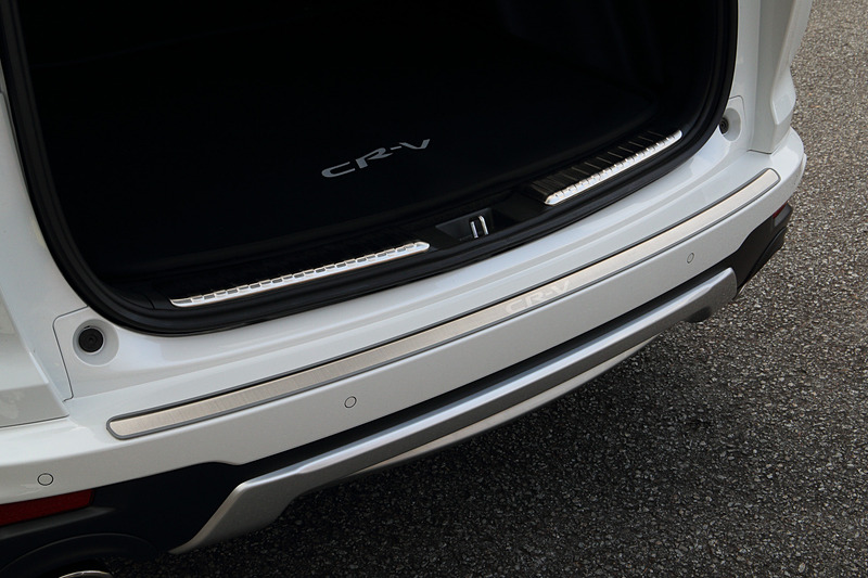 ラゲッジスペースから荷物を積み降ろす際の傷つきを防ぐ「リアパネルライニングカバー」（ステンレス製/2枚セット）は1万800円。さらに傷つきやすいリアバンパーを保護する「リアバンパープロテクター」（ステンレス製/CR-Vロゴ付。1万4040円）もラインアップ