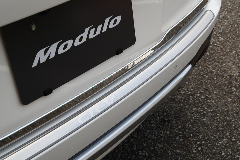 リアまわりにクロームメッキのアクセントがつけられる「テールゲートガーニッシュ」（1万6200円）