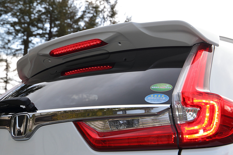 リアまわりにスポーティな雰囲気を付与する「テールゲートスポイラー」（3万7800円）