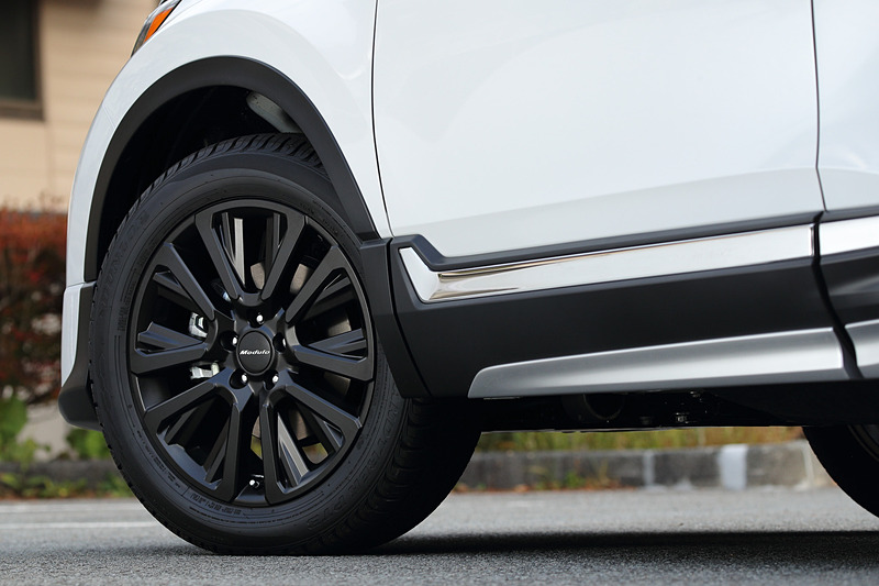 ブラック塗装が印象的な19インチアルミホイール「MG-027」（4万8600円/本）。サイズは19×7 1/2Jで、インセットは45mm