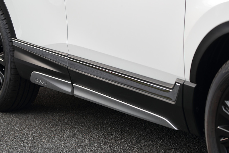 アラバスターシルバー・メタリックカラーの「サイドロアガーニッシュ」はフロント・リア用左右4枚セットで4万3200円