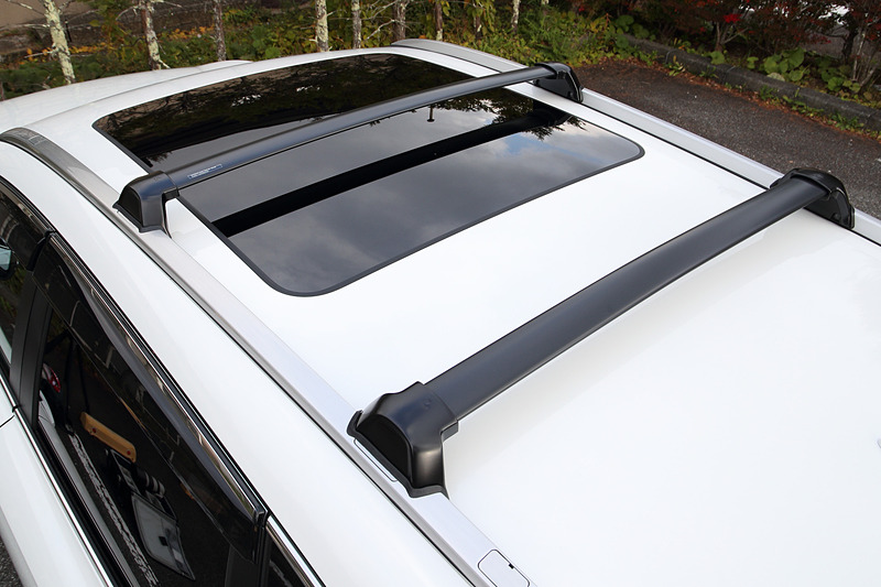 ボディ一体型の「ルーフレール」は5万9400円。その上にスキーやスノーボードのアタッチメントを装着するための「クロスバー」も付き、こちらは3万240円