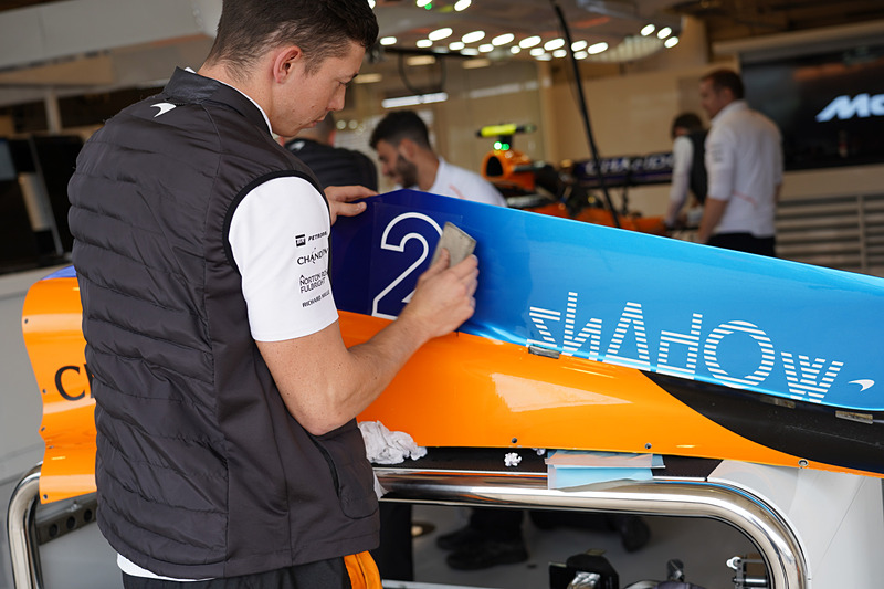 MCL32のフィンに書かれたSHADOWのロゴ