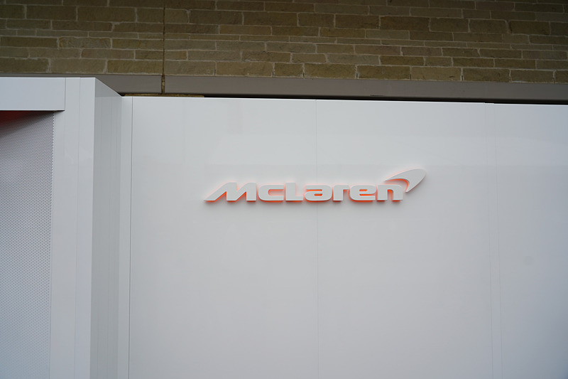 マクラーレンF1のガレージ入り口。そこには過去のマクラーレンの栄光の数字が並んでいる