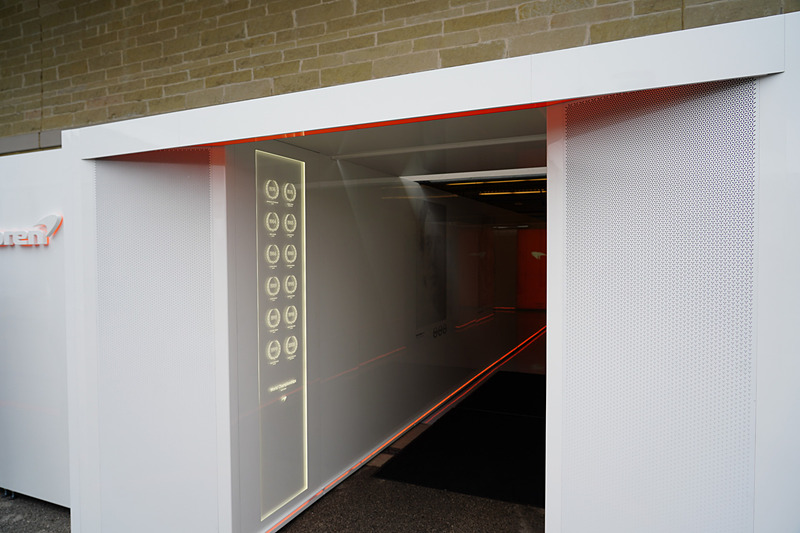 マクラーレンF1のガレージ入り口。そこには過去のマクラーレンの栄光の数字が並んでいる