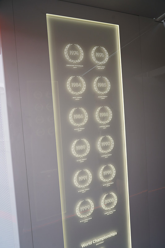 マクラーレンF1のガレージ入り口。そこには過去のマクラーレンの栄光の数字が並んでいる