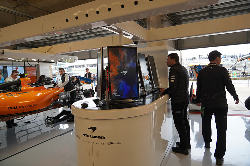 マクラーレンF1のピットガレージ。Dellのモニターが利用されている