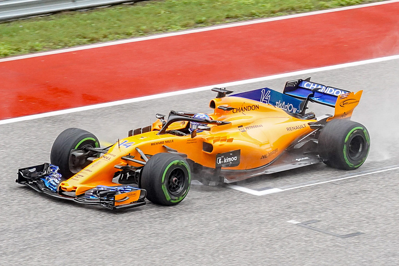 サーキットを走るマクラーレンのマシンにもSHADOWの文字が