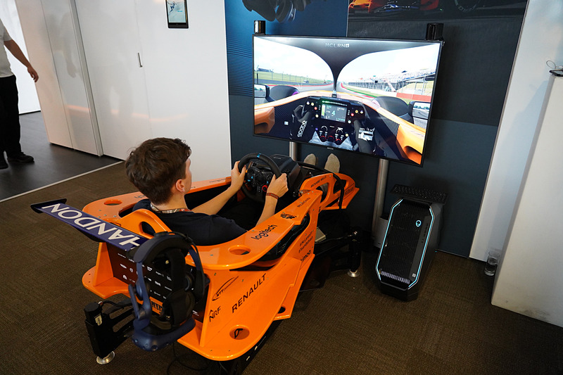 マクラーレン・チームのパドッククラブにも、Dell AlienwareブランドのデスクトップPCを利用したゲーム環境が整えられ、VRでも楽しむことができた