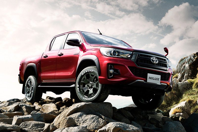 ブラック塗装のアルミホイールやフロントグリル、フロントバンパーなどを採用。バンパーの下側にはシルバー塗装のスキッドプレートを備える。ボディカラーは「クリムゾンスパークレッドメタリック」