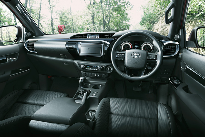 ステアリングホイール、ダッシュボード、ドアトリムなどにブラックメタリック加飾を設定