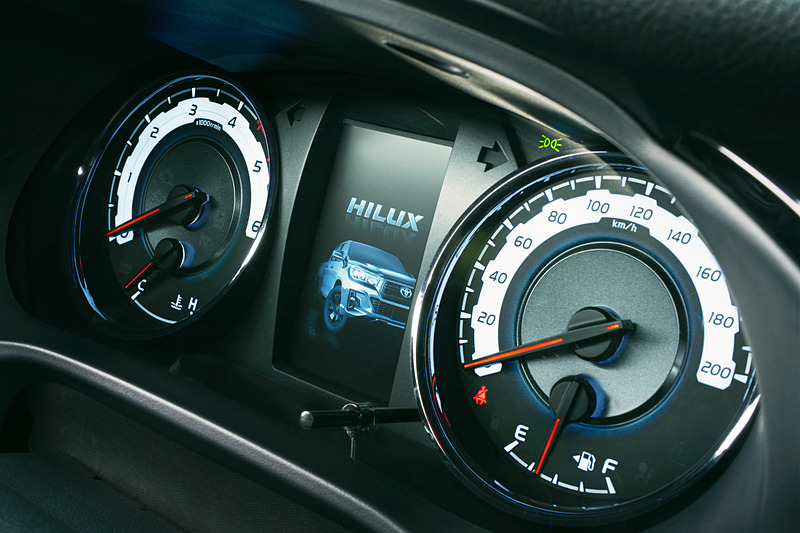 盤面にホワイトを使った専用デザインのオプティトロンメーター。指針の色もホワイトからレッドに変更されている