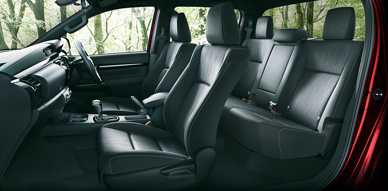 ルーフやピラー類などをホワイト系からブラックに変更している