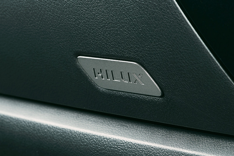 助手席前方にあるアッパーボックスのリッドオープナーに車名ロゴを設定し、カラーリングをグレーに変更