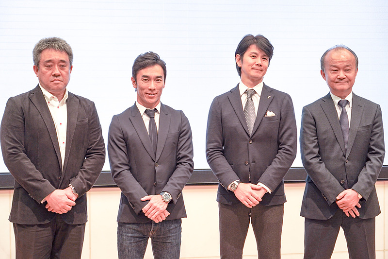 左から本田技研工業株式会社 モータースポーツ部 部長 山本雅史氏、佐藤琢磨選手、中野信治選手、株式会社モビリティランド 代表取締役 社長 山下晋氏