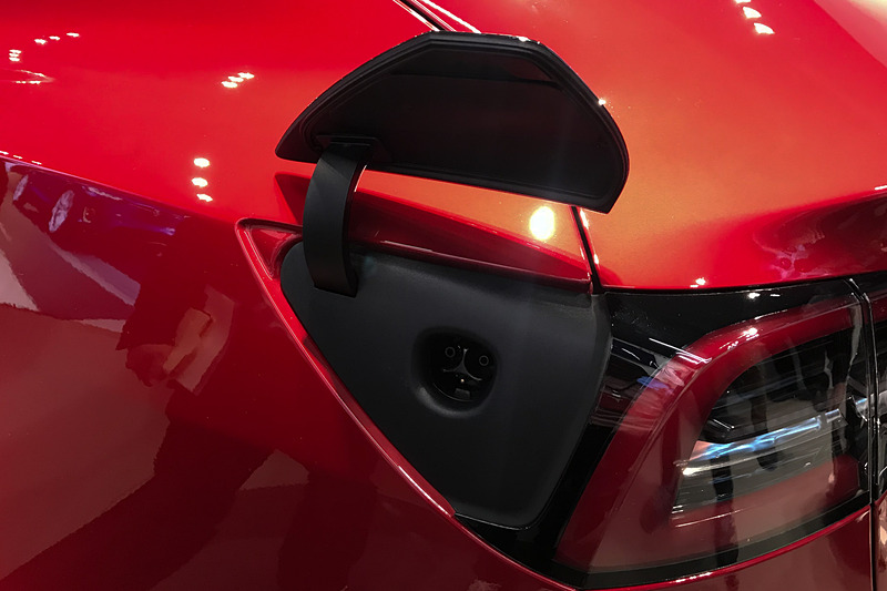 充電口は左のテールランプ横に備わる。日本仕様では「CHAdeMO（チャデモ）」方式に対応するとのこと