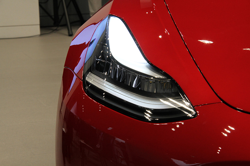 モデル 3のエクステリア。撮影車の足下は19インチアルミホイールにコンチネンタル「PROCONTACT」（235/40 R19）の組み合わせだったが、18インチ、20インチアルミホイールも用意される。サスペンション形式はフロントがダブルウィッシュボーン、リアがマルチリンク