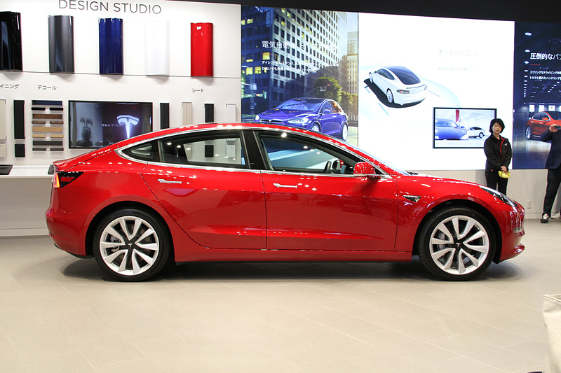 モデル 3のボディサイズは4694×1849×1443mm（全長×全幅×全高）、ホイールベースは2875mm。最低地上高は140mm。車両重量はバッテリー搭載容量によって約1610kg～約1847kg。Cd値は0.23