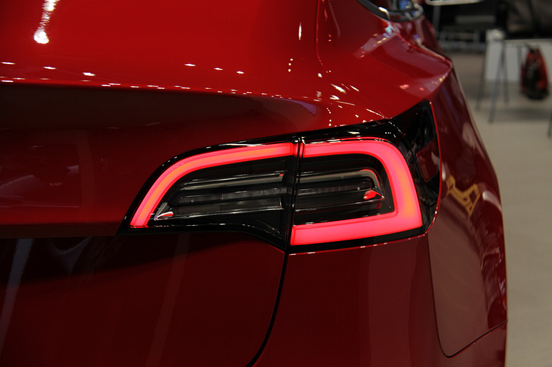 モデル 3のエクステリア。撮影車の足下は19インチアルミホイールにコンチネンタル「PROCONTACT」（235/40 R19）の組み合わせだったが、18インチ、20インチアルミホイールも用意される。サスペンション形式はフロントがダブルウィッシュボーン、リアがマルチリンク