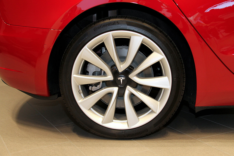 モデル 3のエクステリア。撮影車の足下は19インチアルミホイールにコンチネンタル「PROCONTACT」（235/40 R19）の組み合わせだったが、18インチ、20インチアルミホイールも用意される。サスペンション形式はフロントがダブルウィッシュボーン、リアがマルチリンク