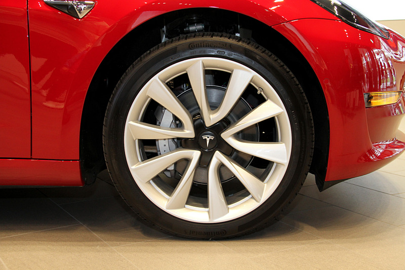 モデル 3のエクステリア。撮影車の足下は19インチアルミホイールにコンチネンタル「PROCONTACT」（235/40 R19）の組み合わせだったが、18インチ、20インチアルミホイールも用意される。サスペンション形式はフロントがダブルウィッシュボーン、リアがマルチリンク