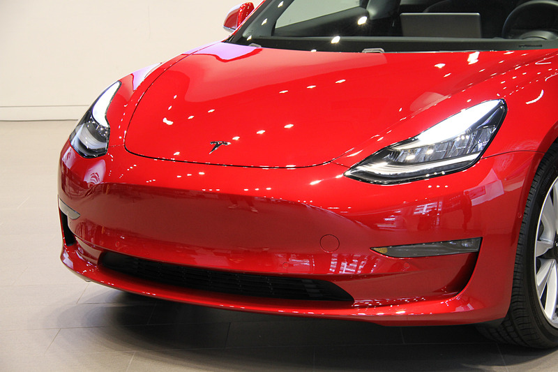 モデル 3のエクステリア。撮影車の足下は19インチアルミホイールにコンチネンタル「PROCONTACT」（235/40 R19）の組み合わせだったが、18インチ、20インチアルミホイールも用意される。サスペンション形式はフロントがダブルウィッシュボーン、リアがマルチリンク