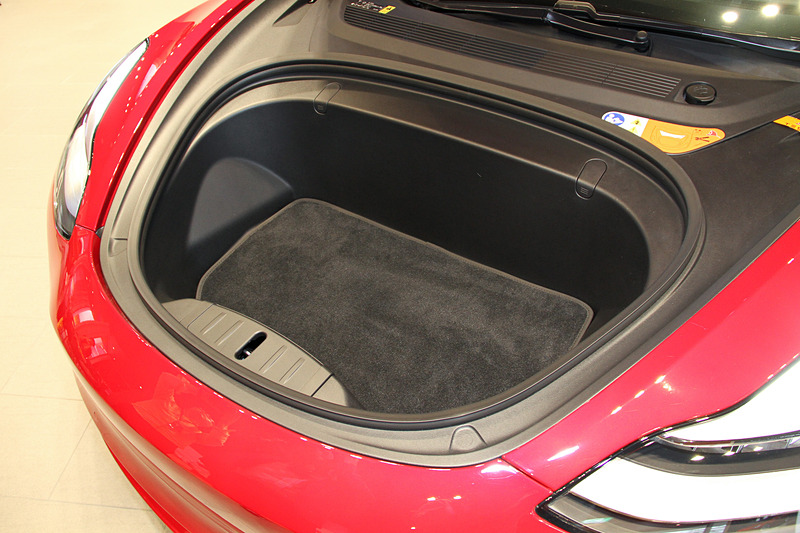 車両前後の収納スペース。トランク容量は425L