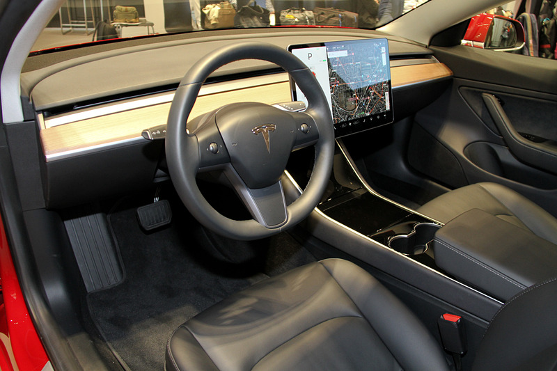 ブラックを基調にレザーシートなどを組み合わせたインテリア。エアコンやカーナビなどの操作は15インチのタッチスクリーンディスプレイで行なうためスイッチ類がほぼなく、かなりシンプルな造形が印象的