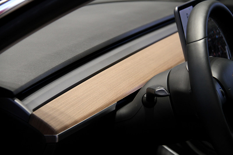 ブラックを基調にレザーシートなどを組み合わせたインテリア。エアコンやカーナビなどの操作は15インチのタッチスクリーンディスプレイで行なうためスイッチ類がほぼなく、かなりシンプルな造形が印象的