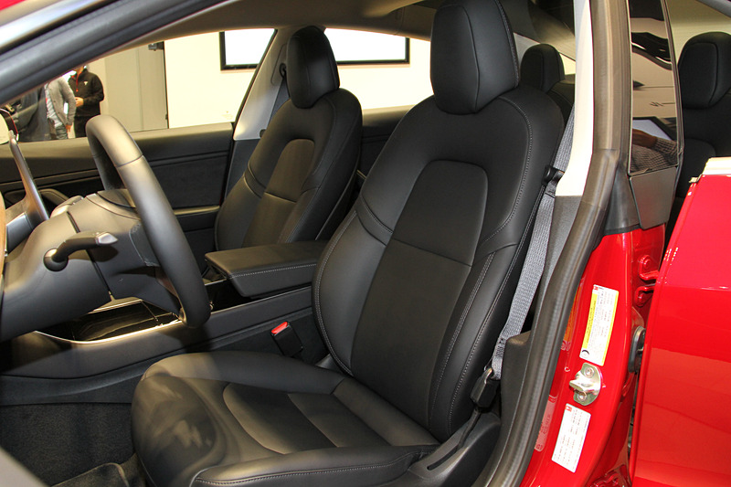 ブラックを基調にレザーシートなどを組み合わせたインテリア。エアコンやカーナビなどの操作は15インチのタッチスクリーンディスプレイで行なうためスイッチ類がほぼなく、かなりシンプルな造形が印象的