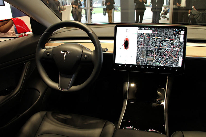 ブラックを基調にレザーシートなどを組み合わせたインテリア。エアコンやカーナビなどの操作は15インチのタッチスクリーンディスプレイで行なうためスイッチ類がほぼなく、かなりシンプルな造形が印象的