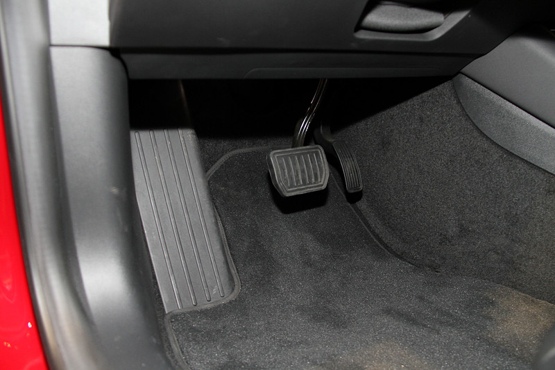 ブラックを基調にレザーシートなどを組み合わせたインテリア。エアコンやカーナビなどの操作は15インチのタッチスクリーンディスプレイで行なうためスイッチ類がほぼなく、かなりシンプルな造形が印象的