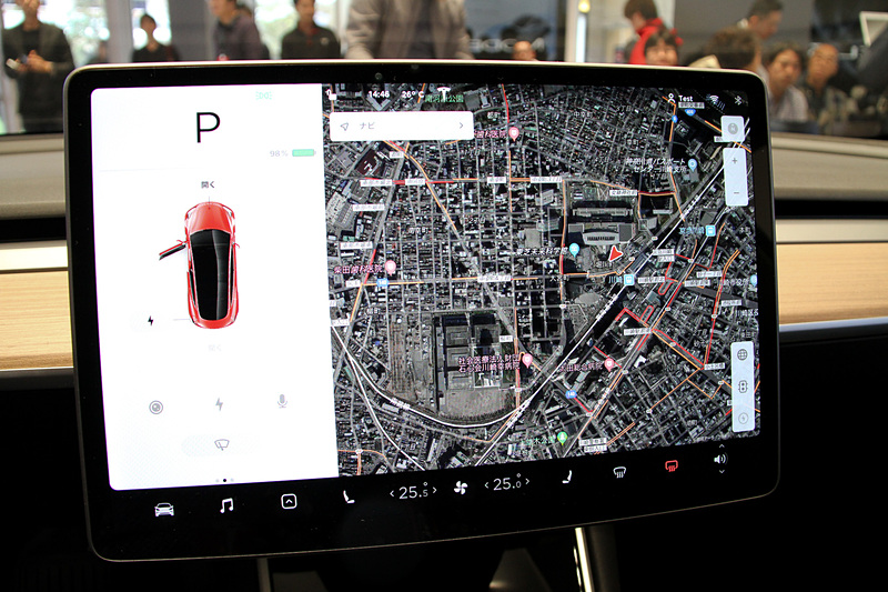 ブラックを基調にレザーシートなどを組み合わせたインテリア。エアコンやカーナビなどの操作は15インチのタッチスクリーンディスプレイで行なうためスイッチ類がほぼなく、かなりシンプルな造形が印象的