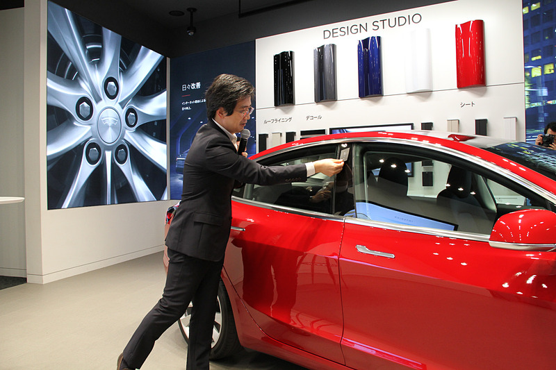 カードキーを運転席側のBピラーあたりにかざすことで開錠/施錠が可能