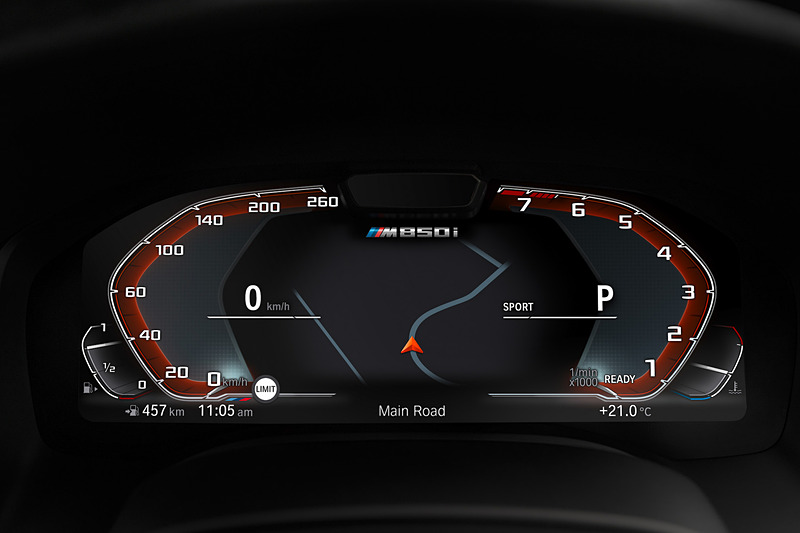 インテリアではメリノレザーシートや、ハーマン・カードン製オーディオ、アンビエントライトなどを標準装備するとともに、クリスタルで作られたクラフテッド・クリスタル・フィニッシュを採用するシフトノブを装備