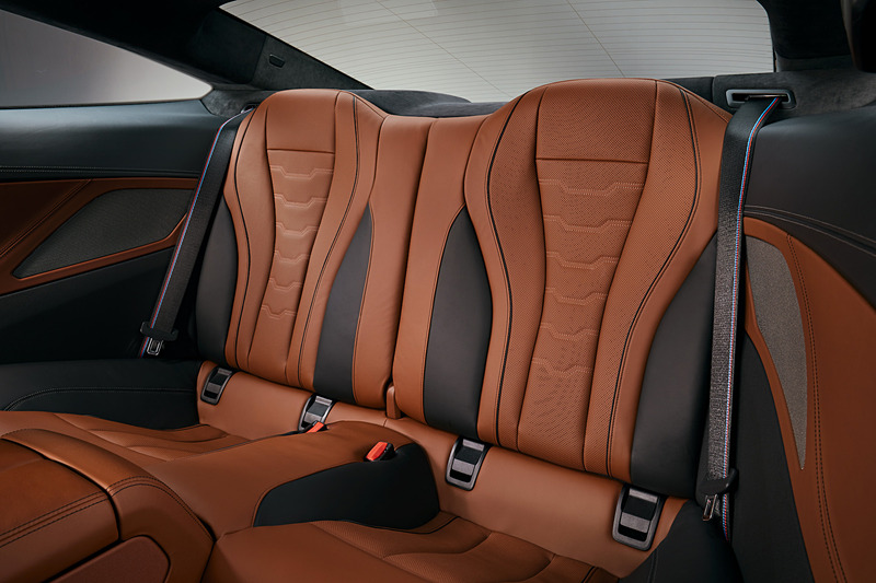 インテリアではメリノレザーシートや、ハーマン・カードン製オーディオ、アンビエントライトなどを標準装備するとともに、クリスタルで作られたクラフテッド・クリスタル・フィニッシュを採用するシフトノブを装備