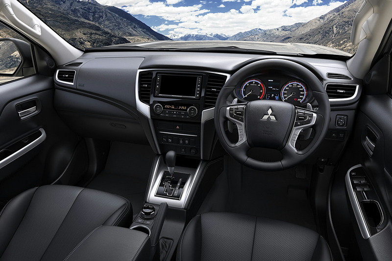 インパネ全体をウイング形状としたインテリアデザイン。アームレストやパーキングブレーキレバーなどにはソフトパッドとステッチを備える