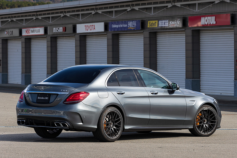 7月のCクラスマイナーチェンジに合わせて登場した新型「メルセデスAMG C 63 S」（1407万円）。ボディサイズは4757×1839×1426mm（全長×全幅×全高）、ホイールベースは2840mm。トランスミッションに新たに9速の「AMGスピードシフトMCT」を採用したのが新しい