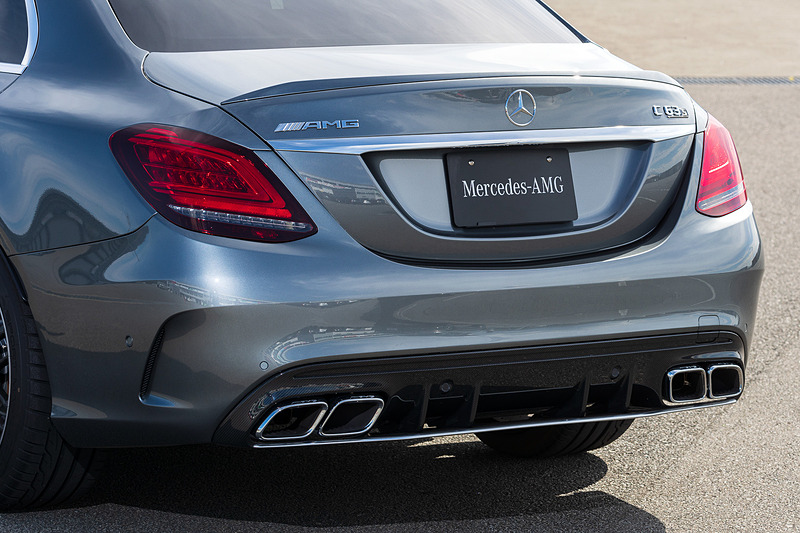 エクステリアではクロームメッキを施した12本の垂直フィンからなる「AMGパナメリカーナグリル」を新採用。試乗車はSモデルにオプション設定される「AMGパフォーマンスパッケージ」（90万円）を装着し、「AMGカーボンセラミックブレーキ（フロント）」「AMGパフォーマンスシート」を装備