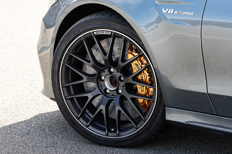 エクステリアではクロームメッキを施した12本の垂直フィンからなる「AMGパナメリカーナグリル」を新採用。試乗車はSモデルにオプション設定される「AMGパフォーマンスパッケージ」（90万円）を装着し、「AMGカーボンセラミックブレーキ（フロント）」「AMGパフォーマンスシート」を装備