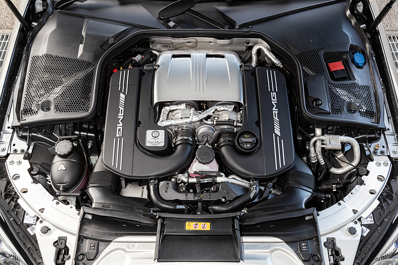 C 63 Sが搭載するV型8気筒DOHC 4.0リッター直噴ツインターボ「M177」型エンジンは最高出力375kW（510PS）/5500-6250rpm、最大トルク700Nm（71.4kgfm）/2000-4500rpmを発生