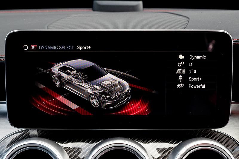 ダイナミックセレクトの走行モード。「Comfort」「Sport」「Sport＋」「Race」「Individual」「Slippery」が用意され、ステアリングの「AMGドライブコントロールスイッチ」で走行モードを選択可能