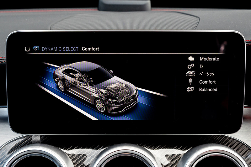 ダイナミックセレクトの走行モード。「Comfort」「Sport」「Sport＋」「Race」「Individual」「Slippery」が用意され、ステアリングの「AMGドライブコントロールスイッチ」で走行モードを選択可能