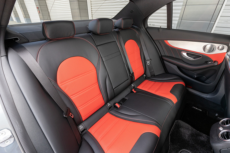 インテリアでは最新のAMGデザインのステアリングを採用。Sモデルではステアリングから手を離さずに走行モードを変更できる「AMGドライブコントロールスイッチ」を装備する。横方向のサポートを強化した「AMGパフォーマンスシート」がスポーティな印象を高める