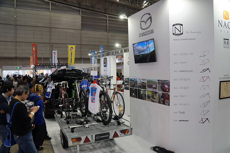 自転車を搭載するトレーラーをけん引するマツダ CX-8の展示も