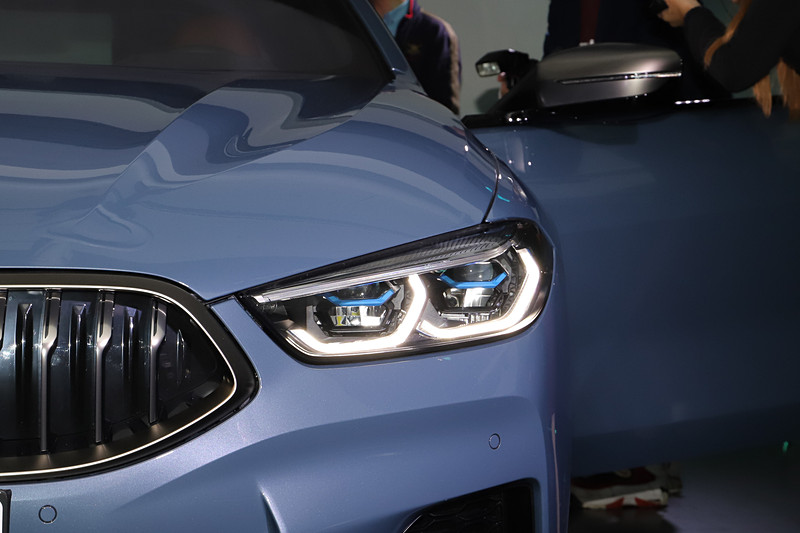 8シリーズ クーペのLEDヘッドライト。ハイビームで走行時に車速が約70km/hを超えると、すでに点灯しているLEDハイビーム・ヘッドライトに加え、レーザー・ライトが自動的に点灯してLEDライトの約2倍に相当する最大600mまで前方を照らす「BMWレーザー・ライト」を標準装備